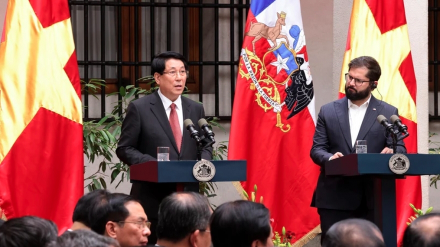 Vietnamese, Chilean leaders meet with press after talks